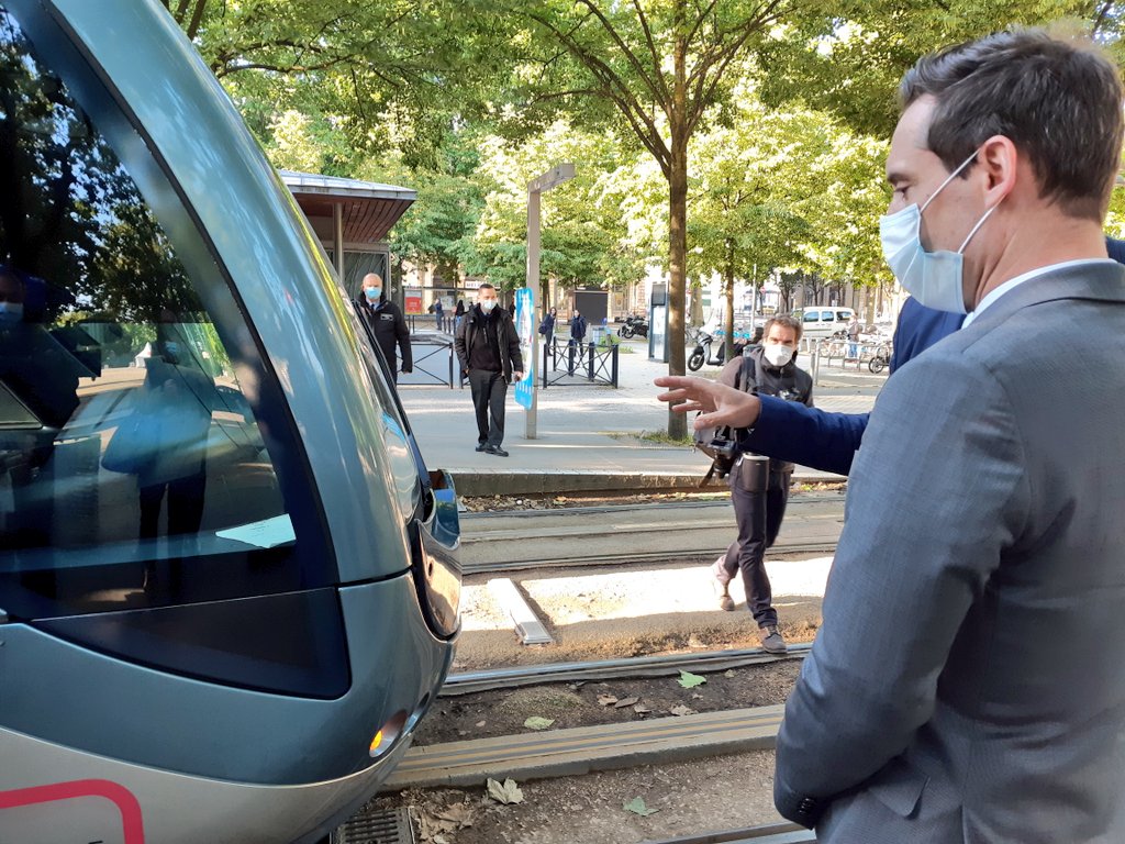Le secrétaire d'État chargé des #transports <a href="/Djebbari_JB/">Jean-Baptiste Djebbari</a> est en visite à #Bordeaux. Rencontre avec les agents de <a href="/KeolisBxMetro/">Keolis Bx Metro</a> <a href="/info_tbm/">TBM - Transports Bordeaux Métropole</a> mobilisés et présentation des dispositifs mis en place dans le tramway pour respecter les gestes barrières dans le cadre du #déconfinement.