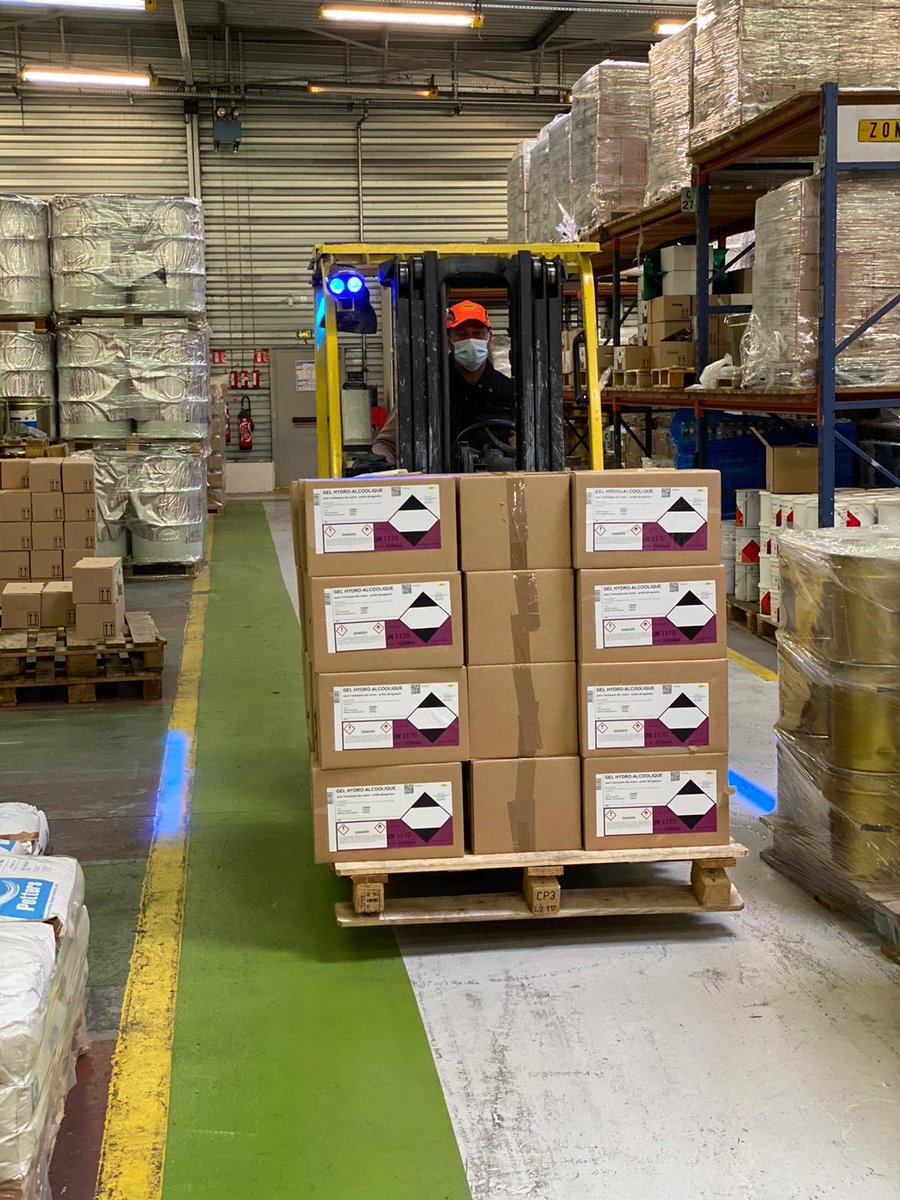 Pierre_Auberger's tweet photo. Pour travailler dans des conditions optimales, nos équipes doivent être bien protégées.

La filiale sécurité et signalisation routière @Aximum_Officiel du @GroupeColas, a produit à ce jour plus de 33 000 litres de gel hydroalcoolique pour garantir la sécurité sanitaire. 👏 https://t.co/mIdBgLhW4Y