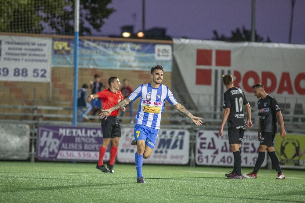 EXTREMO IZQUIERDA
<a href="/DiegoMDiaz7/">DiegoDiaz</a> - @formacvillarrub 

El extremo del Villarrubia se ha destapado como toda una revelación. Trabajo en banda y velocidad endiablada en sus peligrosas diagonales buscando portería.
 Preparado para dar un salto en su carrera.