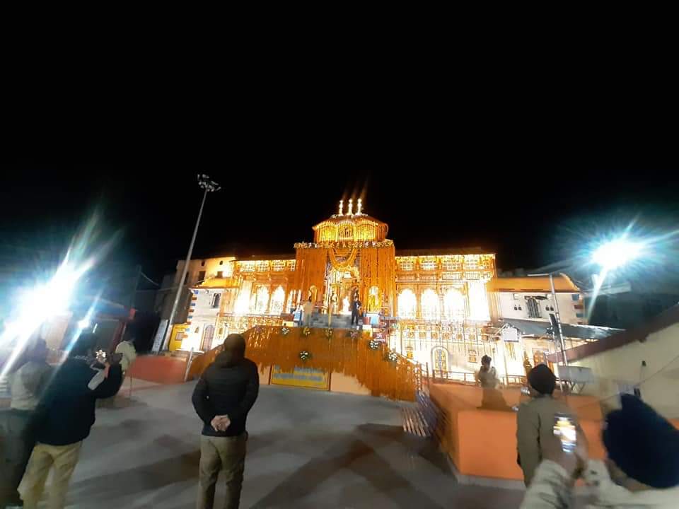 Shakti_Bhavani's tweet photo. "बहुनि सन्ति तीर्थानी दिव्य भूमि रसातले।
बद्री सदृश्य तीर्थं न भूतो न भविष्यतिः॥" 🚩
अर्थात #बद्रीनाथ के समान कहीं कोई अन्य तीर्थ नहीं है और ना कभी भविष्य में होगा।
श्री बद्रीनाथ धाम के कपाट आज सुबह 4:30 बजे खोल दिए गए हैं l
#जय_बद्री_विशाल 🙏
#Badrinath
#BadrinathDham https://t.co/RDcSAsYrE5