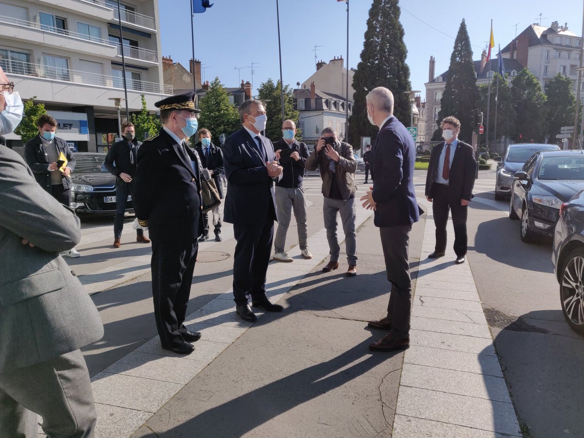 olivier_carre's tweet photo. Très fier qu'Orleans ait été choisie par  @franckriester, Ministre de la #Culture, pour évoquer le deconfinement progressif mais urgent du secteur. Un vrai plaisir de le recevoir à la Médiathèque Gambetta qui met en place un service de réservations à la demande. Bravo aux équipes https://t.co/2lsTcfOfZw