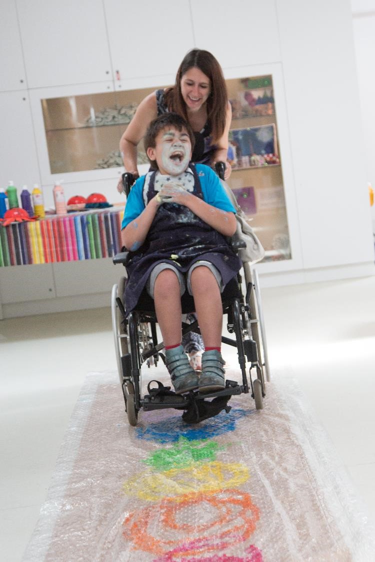Ar #InternationalDayOfFamilies, hoffem edrych yn ôl ar ein gwaith gyda <a href="/tyhafan/">Tŷ Hafan Children's Hospice</a> ar ein rhaglen a ariennir gan <a href="/childrenandarts/">Children & the Arts</a> Start Hospice Programme a rhannu rhai o'n hoff weithgareddau gyda chi wedi eu hysbrydoli gan ein dyddiau teuluol