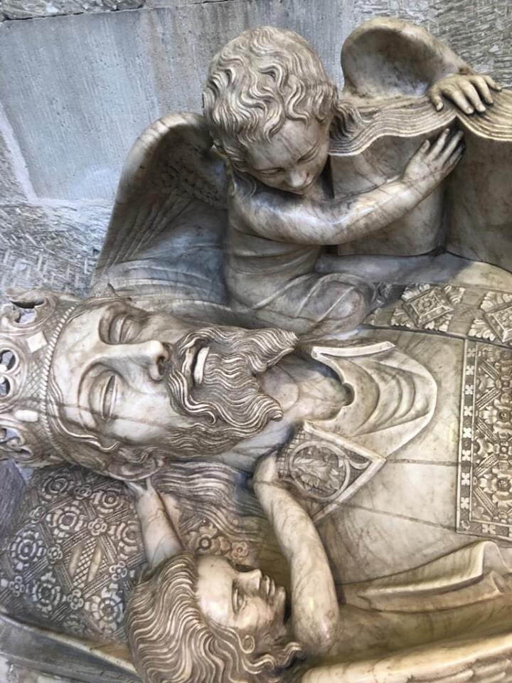 catedralmca's tweet photo. 🕍 Tal día como hoy, en 1947 se trasladaron los restos de los reyes #JaimeII y #JaimeIII a la Capilla de la Santísima Trinidad. https://t.co/tNg8ADlLw2