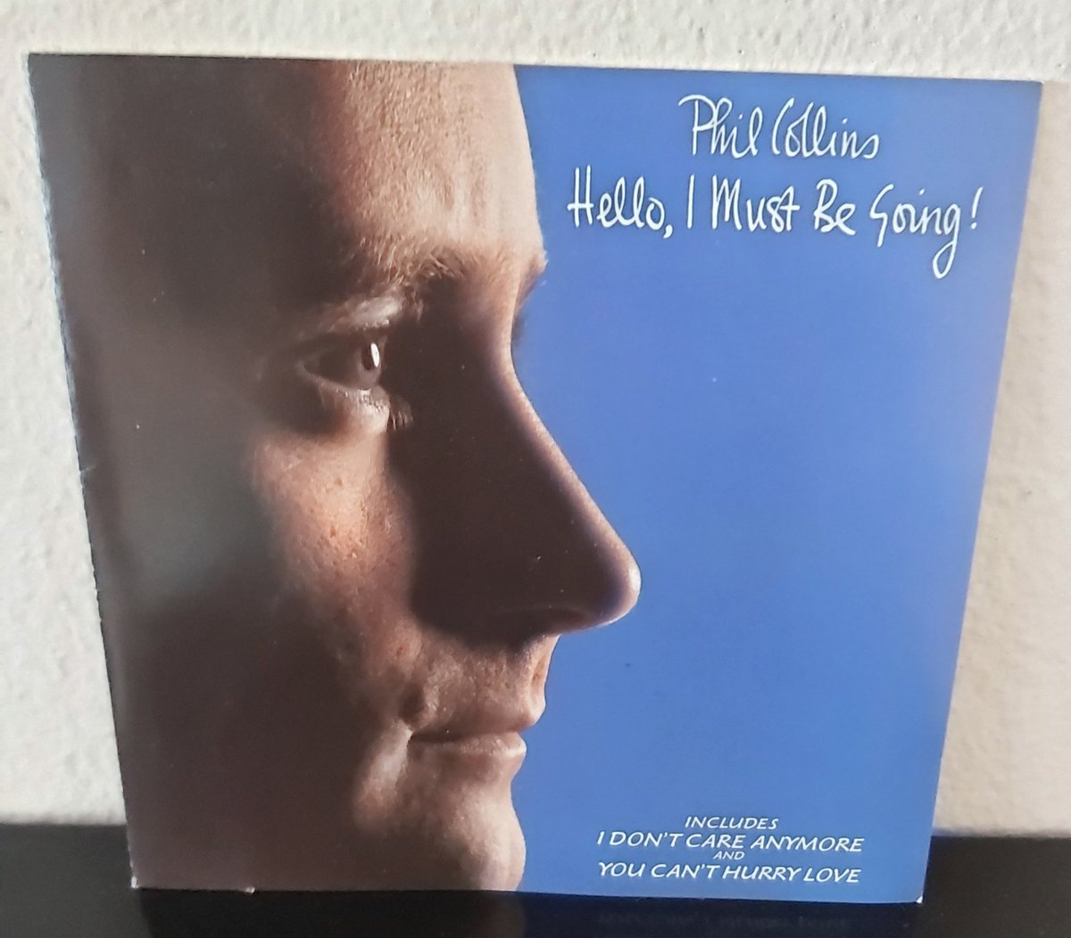 eudald_serra's tweet photo. Un dia, un disc. Avui, Phil Collins. "Hello, I Must Be Going!" és el seu segon àlbum en solitari. Publicat l'any 82 aquí encara compaginava els seus treballs amb els de Genesis. #undiaundisc #PhilCollins #helloimustbegoing  #joemquedoacasa https://t.co/2RpZnA1m7t