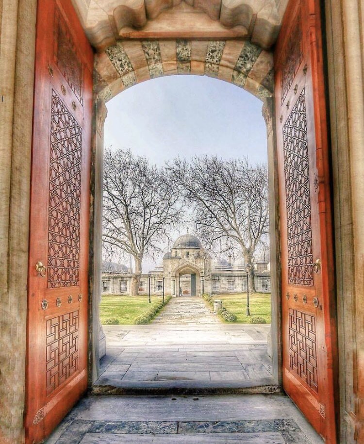 - Âllah ﷻ bir, kapısı binbir..