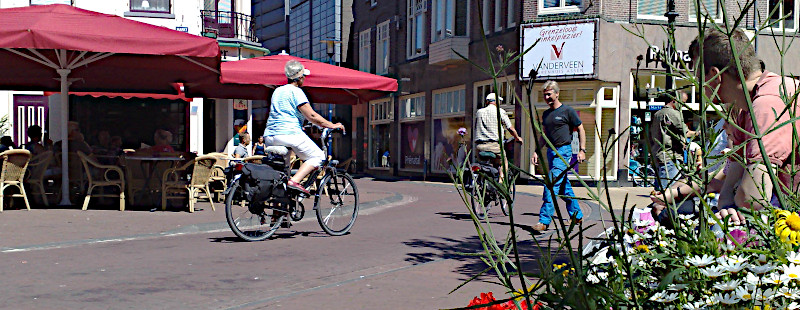 Maak van de straat tijdelijk een woonerf. Dan kunnen voetgangers meer afstand houden. Of stel de busbaan open voor snelle fietsers. Deze en andere suggesties doet CROW-Fietsberaad in de publicatie ‘Stedelijke mobiliteit in de 1,5-meter-samenleving’ bit.ly/2AnVDKW