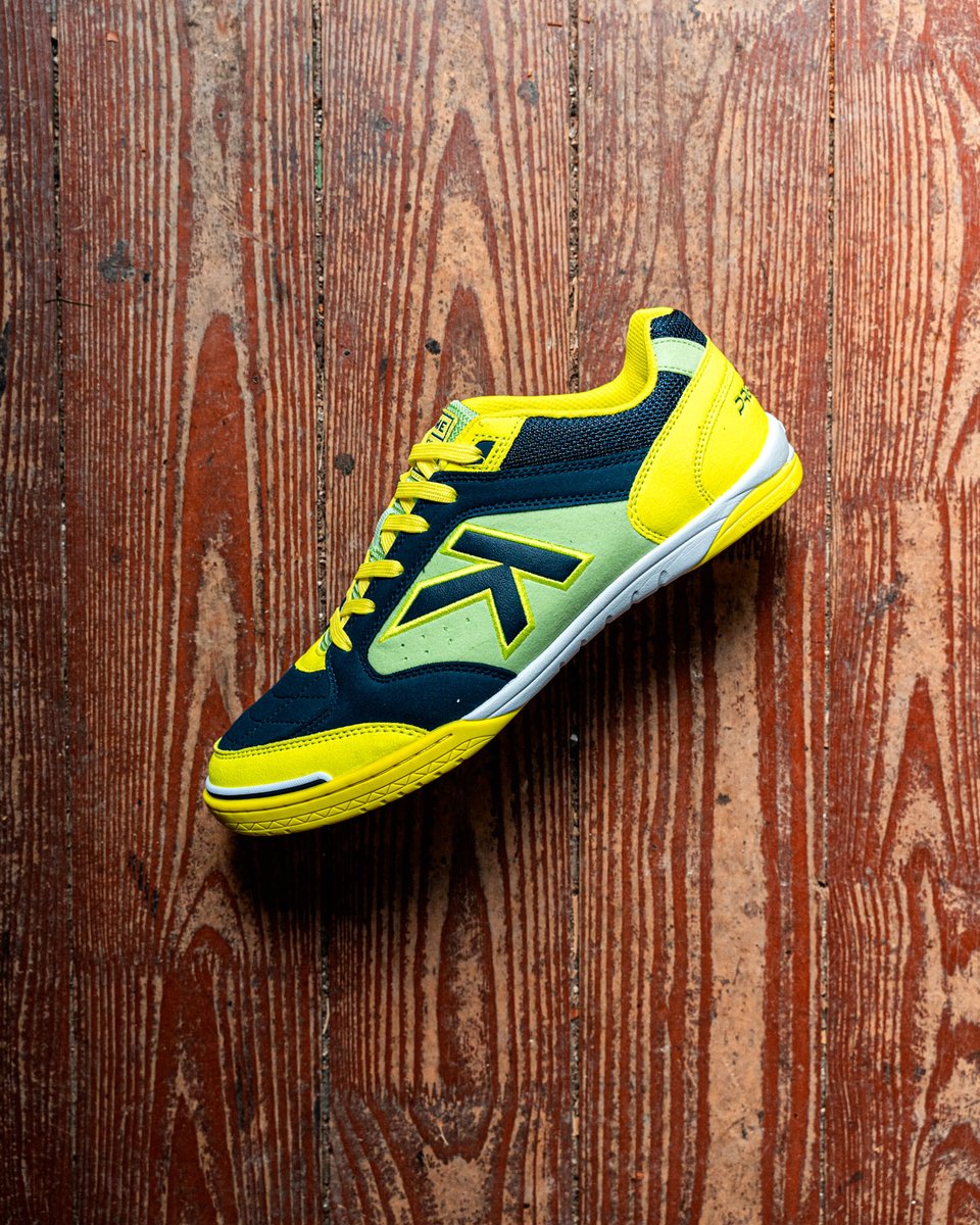 La experiencia es un grado • <a href="/Kelmesports/">KELME España</a> Precision
—
Una de las zapatillas más míticas e históricas de las pistas, disponible a través de nuestra web: bit.ly/2xzcRnS
--
#Kelme #futsal #futbolsala #futbolemotion