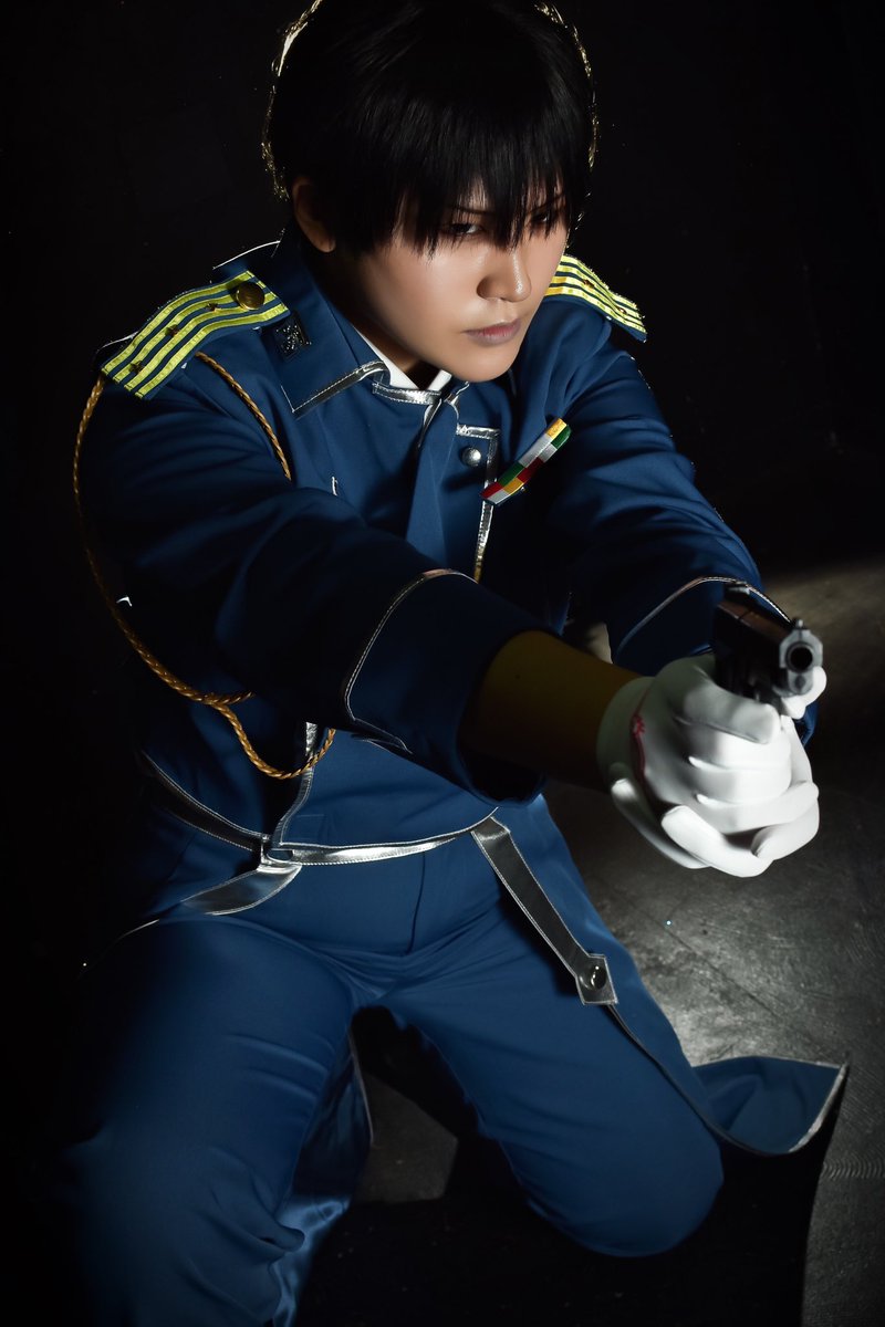 raitanun's tweet photo. 鋼錬レイヤーさんがタグやってたのでお便乗🙌🏻

 #銃を構えるとフォローやrtが来るらしい

鋼の錬金術師/ロイ•マスタング
📸@kyonco424 https://t.co/FjKYCyn7Ps