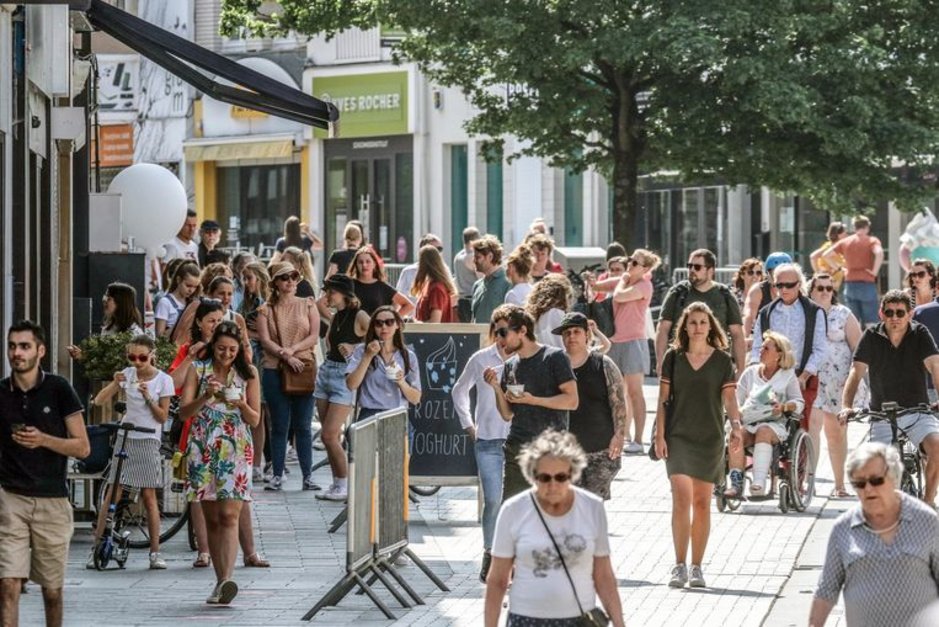 APleijter's tweet photo. Wat is het druk op straat!!! Kijk maar op deze foto!
@Knack controleerde met Google Maps en Google Streetview hoe druk het echt was. Dat viel dus reuze mee. Misleidende foto door telelens.
Geweldige factcheck van @brechtcastel. 
https://t.co/IguOGcWFug https://t.co/oOI1NFbSOI