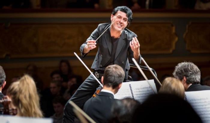 Radio3tweet's tweet photo. La musica è una fortuna, diceva, è la nostra vera terapia. Ci ha lasciato il pianista e compositore Ezio Bosso https://t.co/X6hkI6zkdv