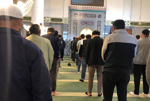 501Awani's tweet photo. Solat Jumaat dan berjemaah dibenarkan diadakan di Korea Selatan bermula hari ini #AWANInews #HapusCOVID19 https://t.co/LlFG368Imw https://t.co/d9D0nbjmCs