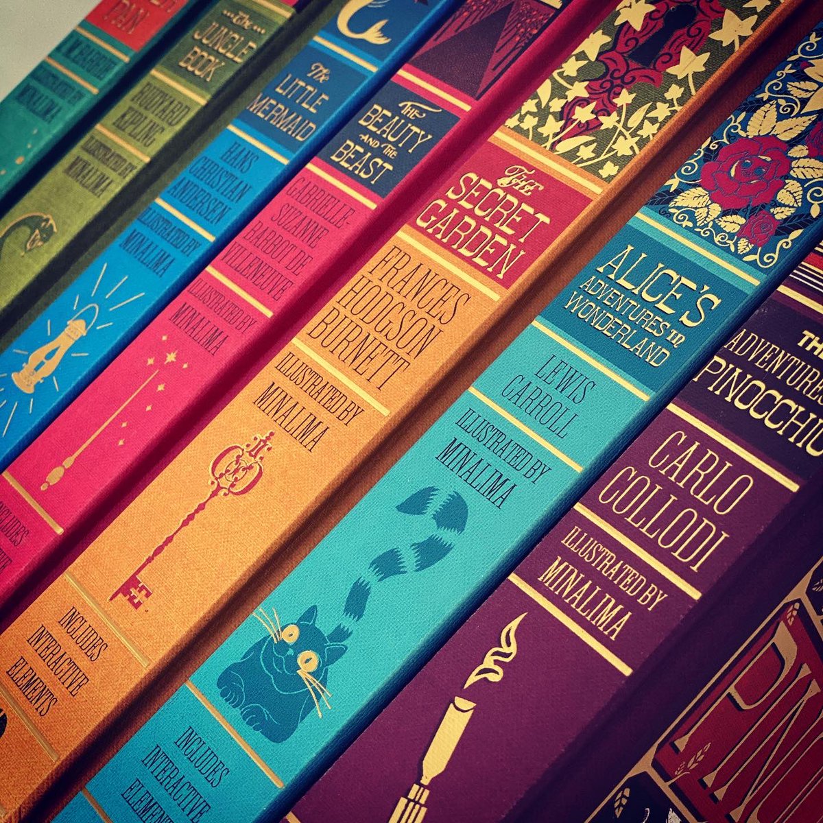bookgiftblogger's tweet photo. Follow &amp; RT to enter our incredible #giveaway Win a set of these exquisite classics by @minalima as we celebrate the launch of #Pinocchio Thanks to @Harper360UK for the #prize #FreebieFriday ENDS FRI 15th MAY, 7pm UK 🇬🇧 only https://t.co/sxz8YY3OuB