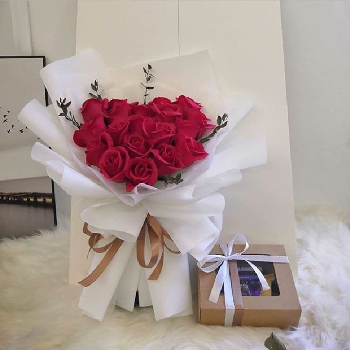 purity_gifts's tweet photo. Flower bouquet and a box of chocolate delivered to her door step
#Anondelivery
#romenticmoment
#randomdelivery https://t.co/U6ksSP2kak