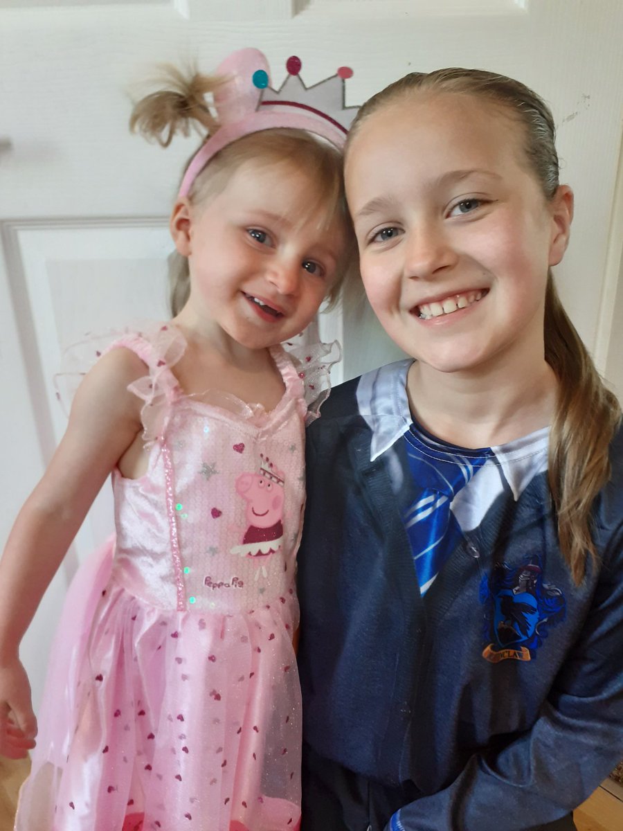 RachelSugapuff's tweet photo. @thebodycoach Ready for #fancydressfriday 🏃🏼‍♀️🏃🏼‍♀️🤩 #peppapigprincess 🐷👑 #lunalovegood #hogwartsstudent ⚡ https://t.co/Lag4YdWaUS