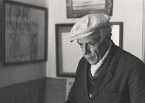 #FotoDelGiorno: Georges Braque nella sua casa di Parigi (foto di Henri Cartier-Bresson), 1944