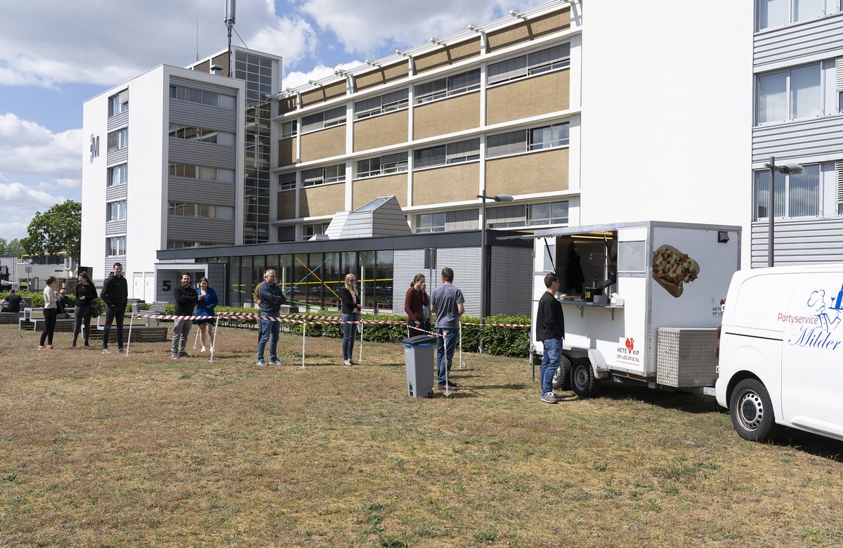 To support the people that are still working on campus, the foodtruck from Partyservice Milder visited us yesterday! While maintaining the measures for social distancing, everybody enjoyed their bites and drinks in the sunny weather. #Connecting #Food #Houdafstand
