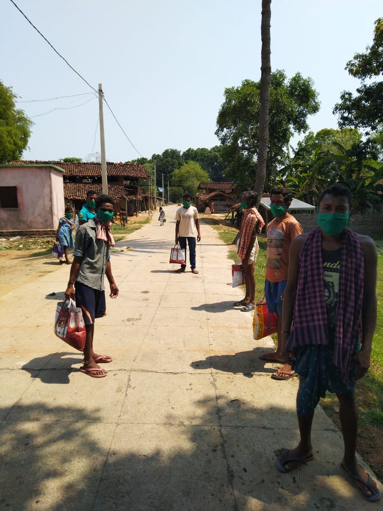BJD4Deogarh's tweet photo. ଦେବଗଡ ବିଜୁ ଜନତା ଦଳର ଜିଲ୍ଲା ପର୍ଯ୍ୟବେକ୍ଷକ ନଳିନୀ କାନ୍ତ ପ୍ରଧାନ୍, ଜିଲ୍ଲା ସଭାପତି ରୋମାଞ୍ଚରଞ୍ଜନ ବିଶ୍ବାଳଙ୍କ ତିଲେଇବଣୀ ବ୍ଲକ୍ ର ଢୋଲପଡା ପଞ୍ଚାୟତ ସ୍ଥିତ ପଥୁରିନାଳୀ ଗ୍ରାମର ଗରିବ ଆଦିବାସୀ ପରିବାରଙ୍କୁ ସାମାଜିକ ଦୁରତ୍ବ ବଜାୟ ରଖି ସମସ୍ତ କାର୍ଯ୍ୟ କରିବା ପାଇଁ ସଚେତନ କରି ମାସ୍କ୍ ରାସନ ବଣ୍ଟନ କରିଛନ୍ତି 
@Naveen_Odisha https://t.co/qoTMUvq5MF