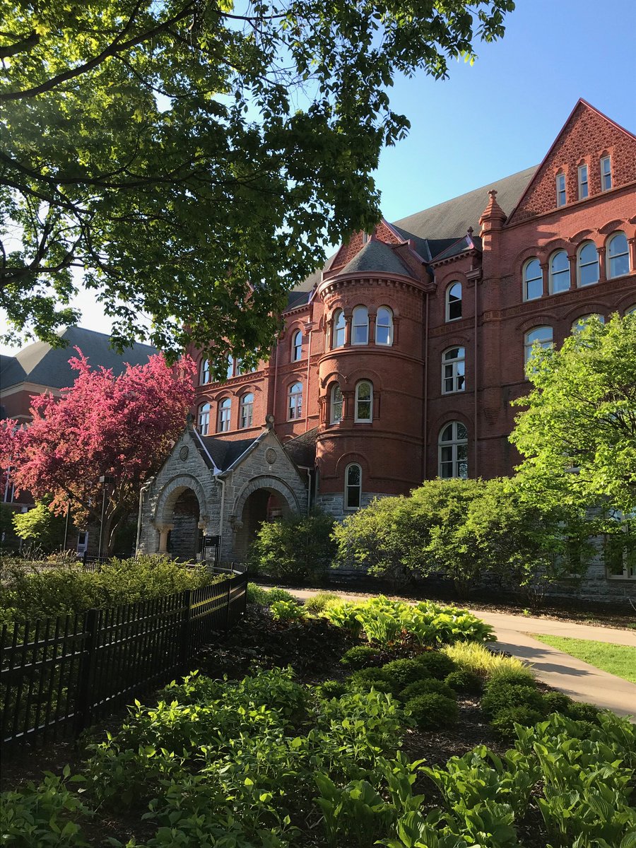 AimeeatMAC's tweet photo. A perfect morning on campus, dear Old Macalester...#heymac https://t.co/NtBl3Ht5F0