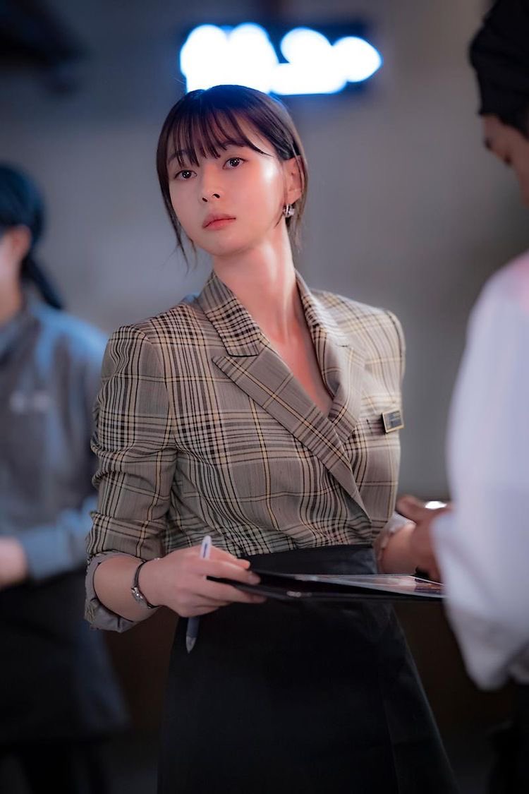 Rose 梨泰院クラス ではどうしてもスア に感情移入してしまい 同じように彼女の生き方にカッコ良さを感じる人と熱く語り合いたい ちょっと現実離れしたキャラクターが多い中 スアはかなりリアルだと思った