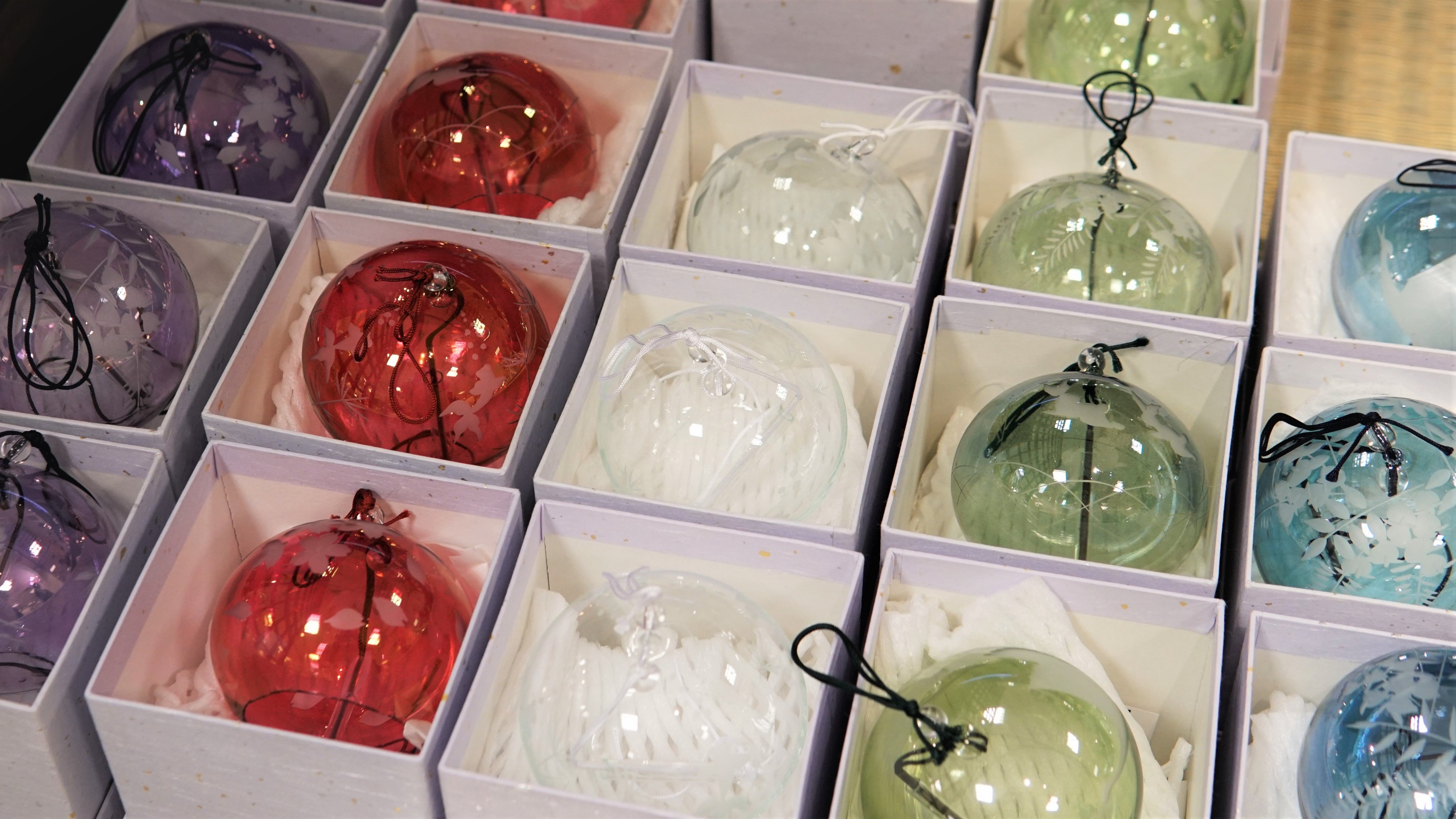 江戸切子協同組合 On Twitter 江戸風鈴の篠原風鈴本舗さまでは 山田硝子加工所とのコラボ 花切子入の 切子風鈴 も発売 東京都伝統工芸品展展示より 鶴 桜 藤 兎 金魚等 Https T Co A7qby5aaya Twitter