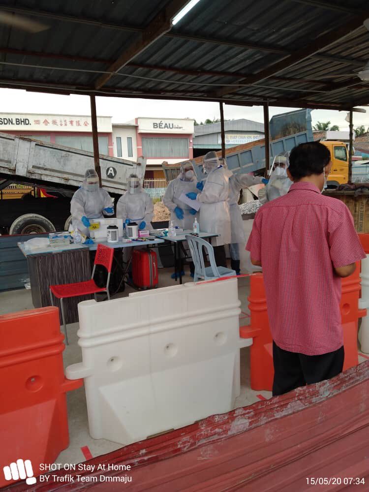 UPKZU1's tweet photo. Seramai 71 orang yang menjalani COVID-19 swab test (pekerja tempatan dan pekerja warga asing)
@MOWorks @CawJalanJKR @Zulakmal8 @PetraJayaMP @RuslanAbdAziz @CIDBMALAYSIA @JKRMalaysia https://t.co/FXvdjYqtuM