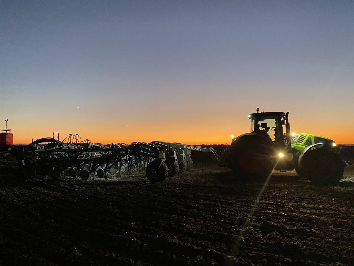 Alan79648744's tweet photo. Chasing that sunset #sowing #wheat #claas #knuckey @Knuckey_Aus @CLAASHC https://t.co/Zwz7Kf8rFl