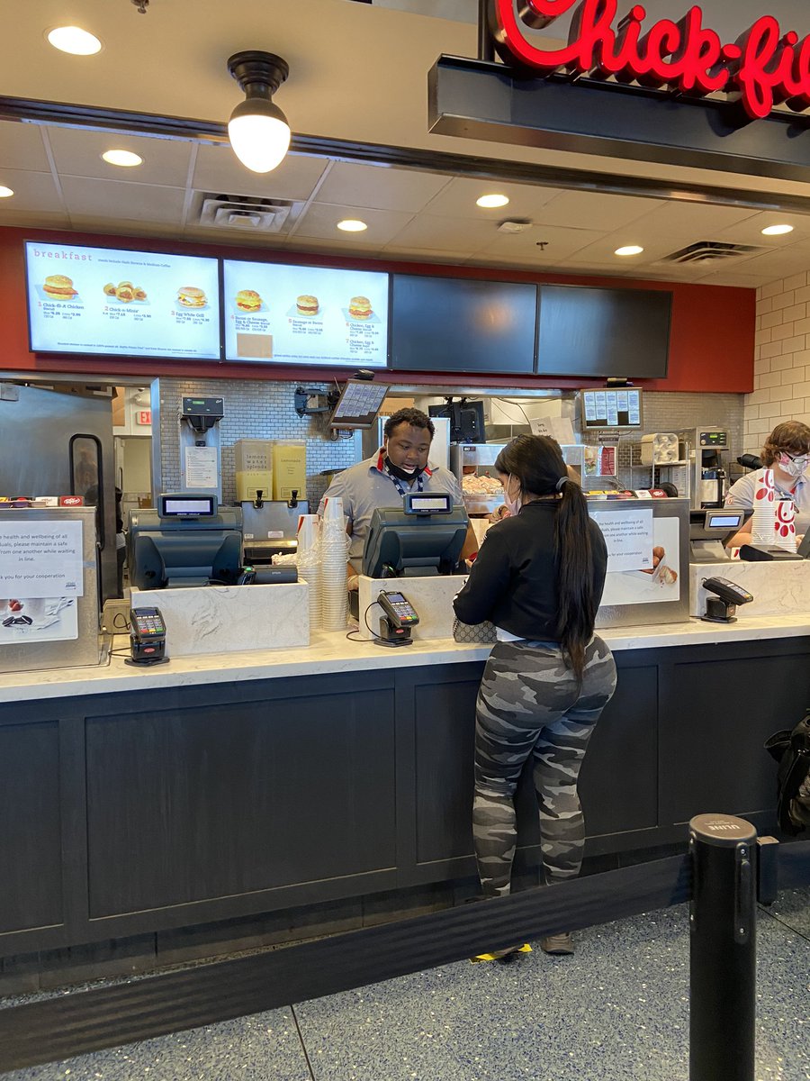 RetailEye's tweet photo. @ChickfilA enforce proper mask wearing of your employees for their safety and ours. Over 35 people in line just while I waited that’s a whole lot of contact for your workers @CLTAirport https://t.co/kZOVBL23iv