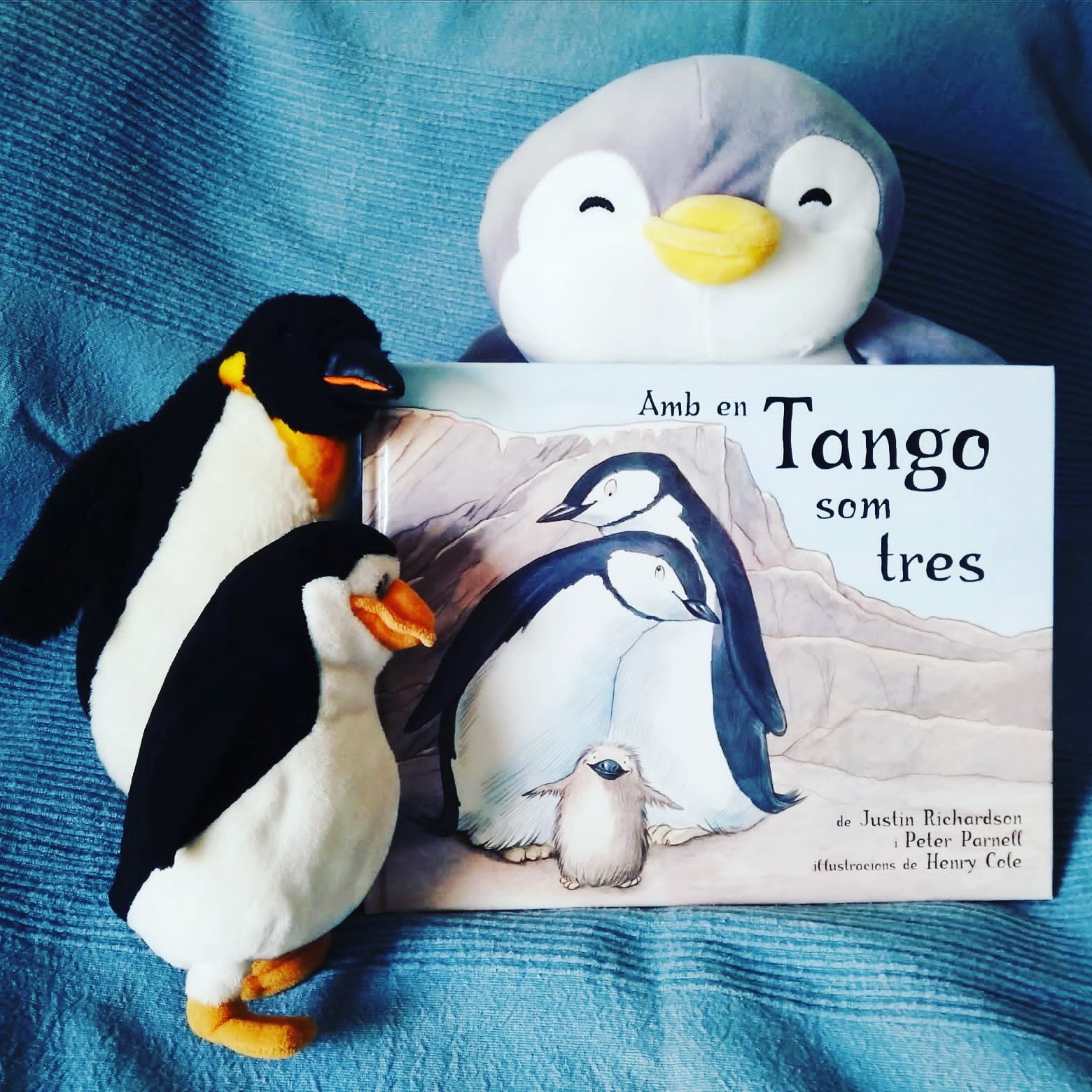 Biblioteca de Tiana on Twitter: ""Amb en Tango som tres" és un conte basat  en fets reals sobre una parella de pingüins mascles que viuen al zoo de  Nova York i que