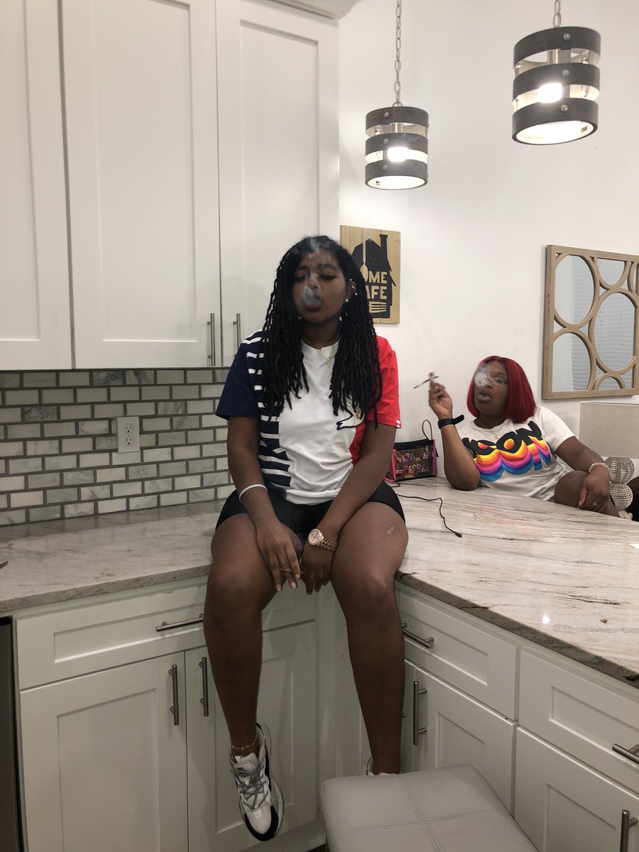__yon__nie's tweet photo. I never post sooo💨🖤 https://t.co/8L6QNfqgig