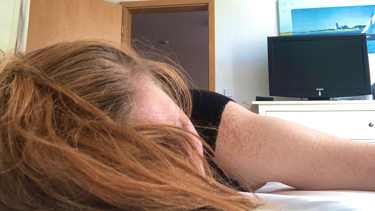 Lilli_vonWrede's tweet photo. Habe gerade allein so komisches #Encasing für #Allergiker auf meine Matratze gezogen und den Reißverschluss zusammengequetscht und auf die Matratze angepasst. Mach ich nicht noch mal. 🤦🏼♀️ https://t.co/UzUIF0z6ET