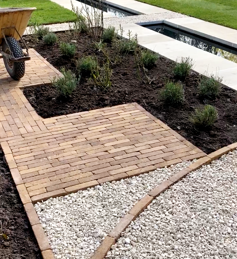 ChelmerValley's tweet photo. Some neat work carried out by Lanes Landscapes using our Alpha Collection pavers. Excellent craftsmanship and detailing. 

#gardens #gardendetails #pavingideas #pavingdetails #gardenlayout #gardendesigns #gardeninspiration #gardenideas #landscapedesigner #gardenlovers https://t.co/Z8lQsJUx48