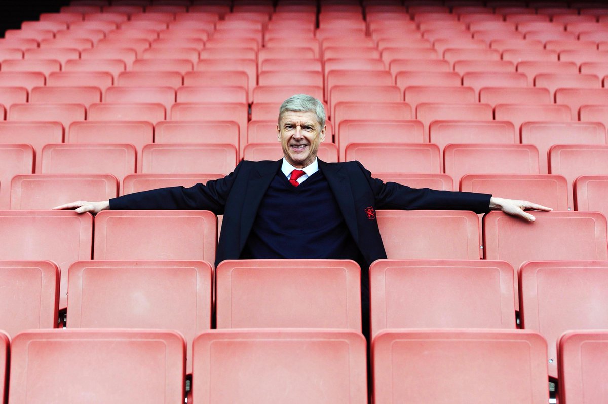 Arsène sitting with all the other Invincible Premier League managers...