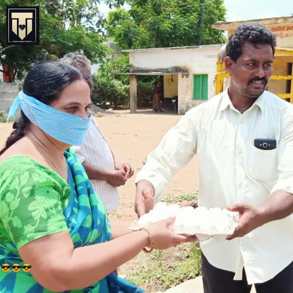 TeamTarakTrust's tweet photo. Today @TeamTarakTrust Krishna dist members distributed 30 eggs to 150+ families at Somavaram , Nandigama constituency.

@tarak9999 ❤️
#TeamTarakTrust 
#IndiaFightsCoronavirus https://t.co/qwUaoDbA9J