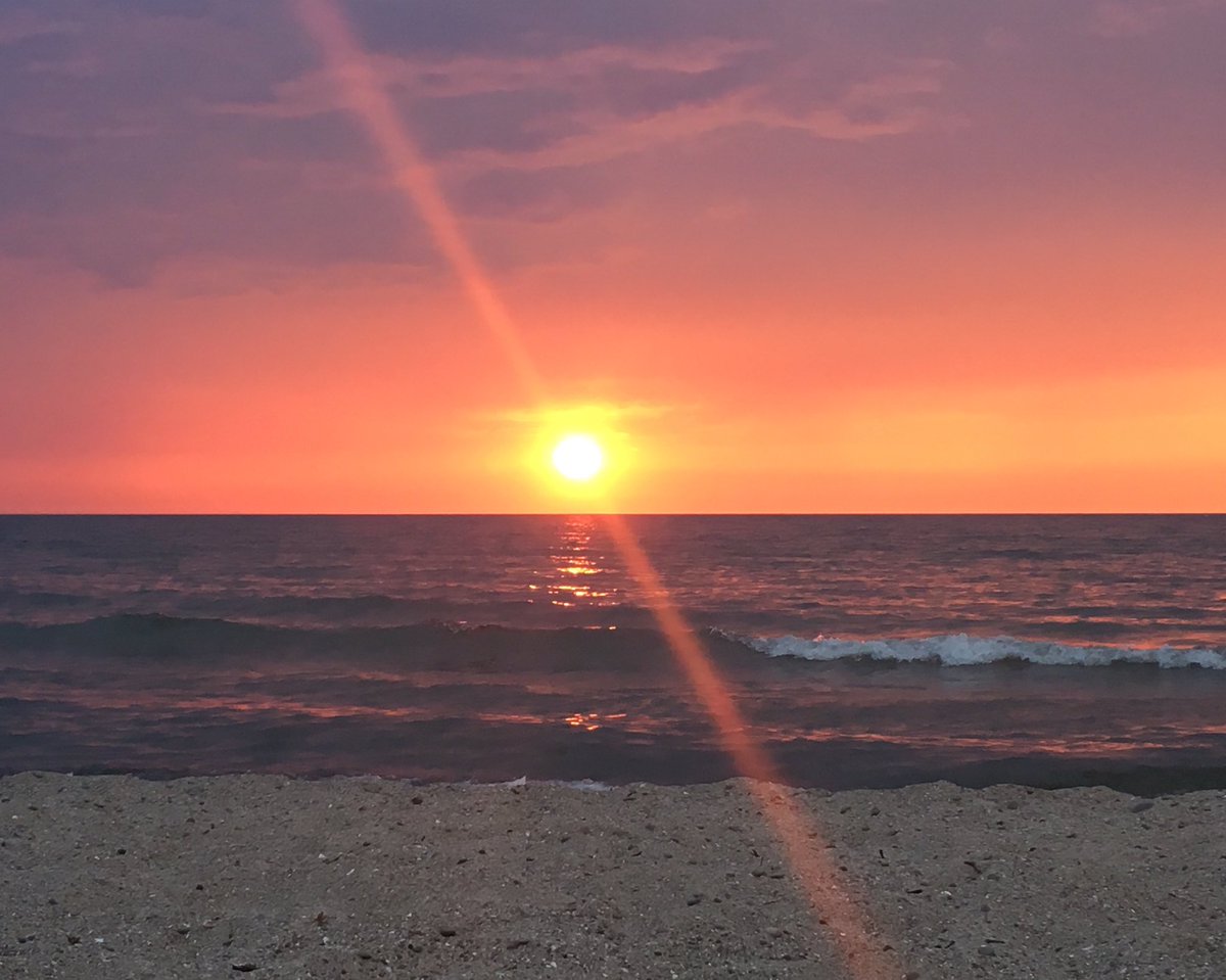 MissParks14's tweet photo. “Nature is painting for us, day after day, pictures of infinite beauty.” Photo taken at Municipal Beach, St. Catharines, ON. Happy Nature Art Spirit Day! #NaturePhotography #NatureHeals @DiamondTrailPS https://t.co/NCIJ3xWHWr