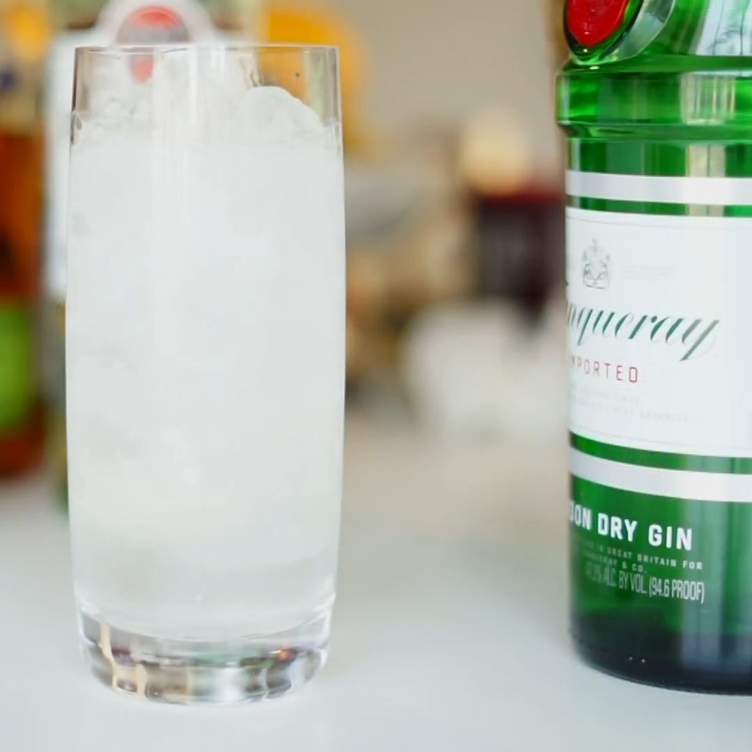 prepara's tweet image. Tastemaker: Craft Infuser - Frozen Herbal Fizz

Ingredients:
- Gin
- Thyme Sprigs
- Lemon
- Honey
- Lemon Sorbet
- Tonic Water

See full video here: youtu.be/yW3EyB3rRwQ