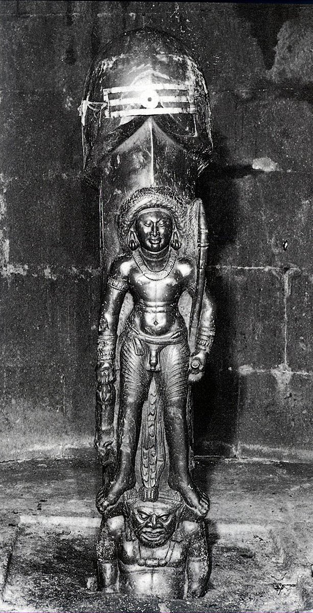 We_The_Saffron's tweet image. ♥️The_Standing_Shiva♥️
Shiva standing on Apasara, carved on the lingam in Gudimallam, in a southern tip of Andhra Pradesh. It is some 5 ft in height and 1 foot thick. The stone is local & the style described by Harle as "Satavahana-related". It is dated 3rd to 1at century BCE.