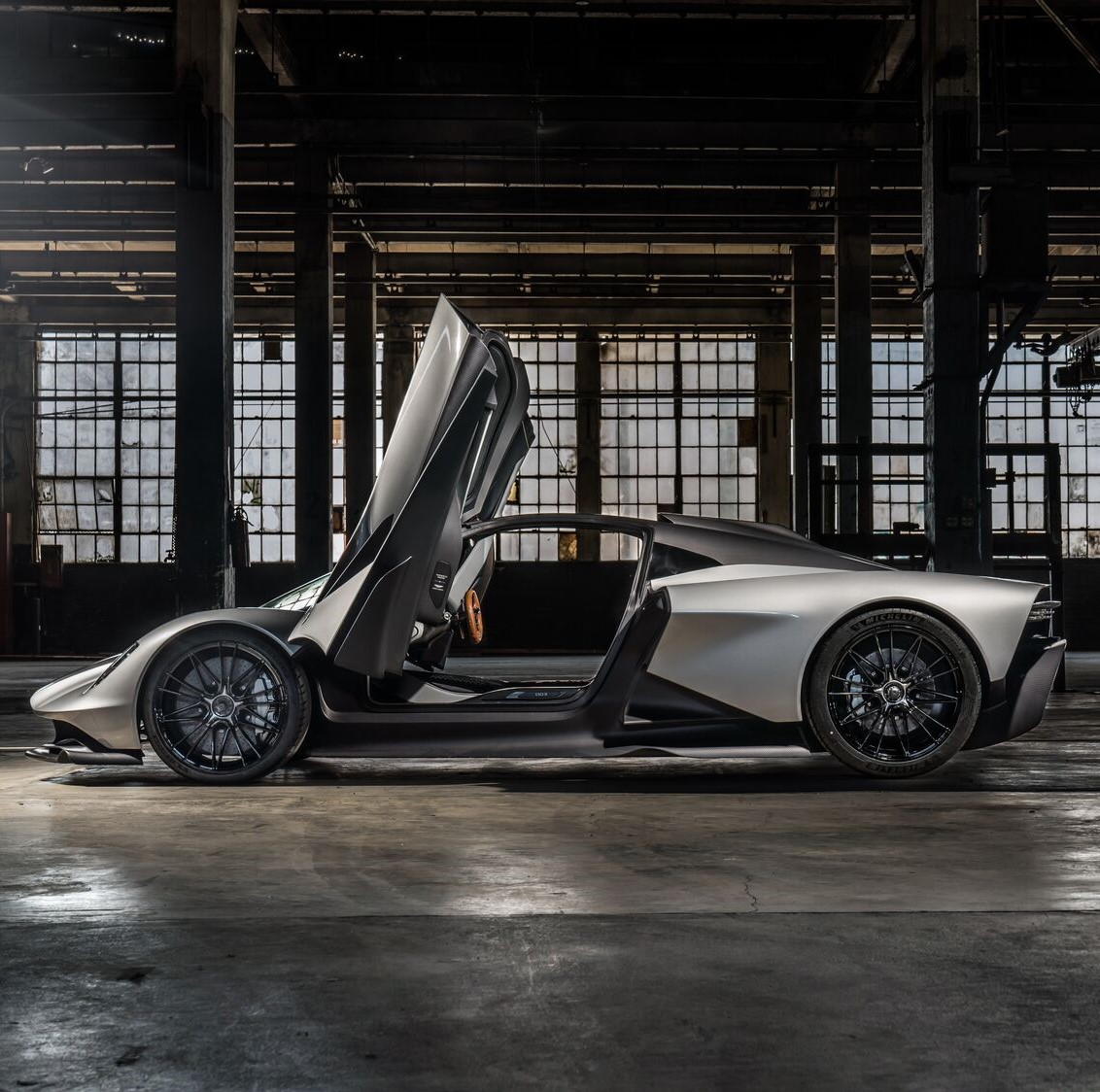 astonmartin's tweet photo. Born from the collaboration with Red Bull Advanced Technologies, Valhalla employs lightweight construction methods pioneered by Valkyrie.
📸: Grubbs Photography
#astonmartIN #KeepItParked #Valhalla https://t.co/ASKiyBNyKg
