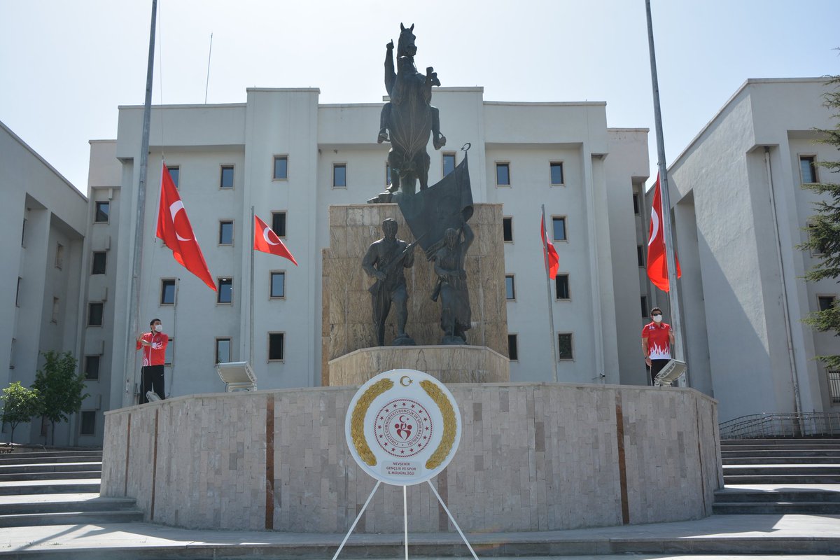 GSB_Nevsehir's tweet photo. 15 Mayıs Gençlik haftamız Gençlik ve Spor İl Müdürümüz Muhsin ÖZDEMİR 'in Atatürk anıtına çelenk koyması ile başlamıştır.🇹🇷🇹🇷 @kasapoglu @hamzayerlikaya @sinanaksu @ihsanselimb @mehbaykan @Muhsinozdemir50 https://t.co/eOKAdLQWnm