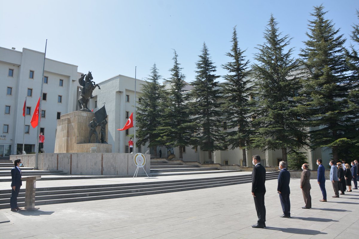 GSB_Nevsehir's tweet photo. 15 Mayıs Gençlik haftamız Gençlik ve Spor İl Müdürümüz Muhsin ÖZDEMİR 'in Atatürk anıtına çelenk koyması ile başlamıştır.🇹🇷🇹🇷 @kasapoglu @hamzayerlikaya @sinanaksu @ihsanselimb @mehbaykan @Muhsinozdemir50 https://t.co/eOKAdLQWnm