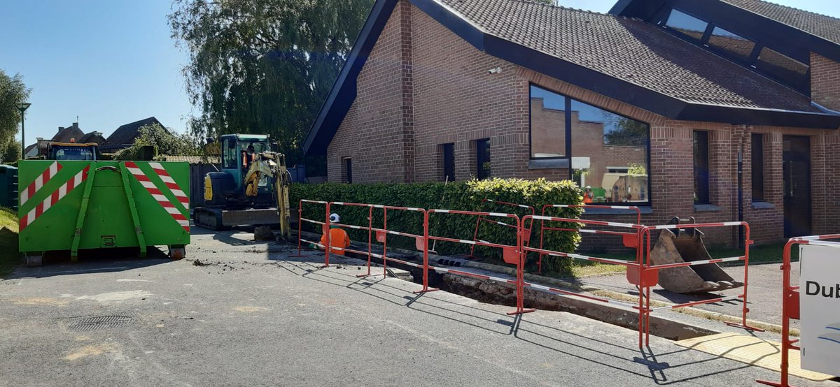 enedis_hdf's tweet photo. #EnDirect de Meteren. Remplacement d'un tronçon ⚡️aérien par un réseau neuf souterrain. Un chantier sur 1,2 km qui passe sous la route départementale 933 grâce à la technique du forage dirigé. #servicepublic #deconfinementjour5 https://t.co/89lv00BPl1