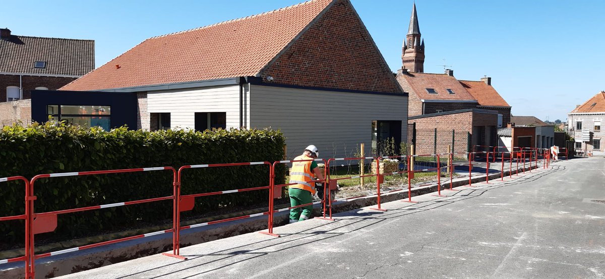 enedis_hdf's tweet photo. #EnDirect de Meteren. Remplacement d'un tronçon ⚡️aérien par un réseau neuf souterrain. Un chantier sur 1,2 km qui passe sous la route départementale 933 grâce à la technique du forage dirigé. #servicepublic #deconfinementjour5 https://t.co/89lv00BPl1