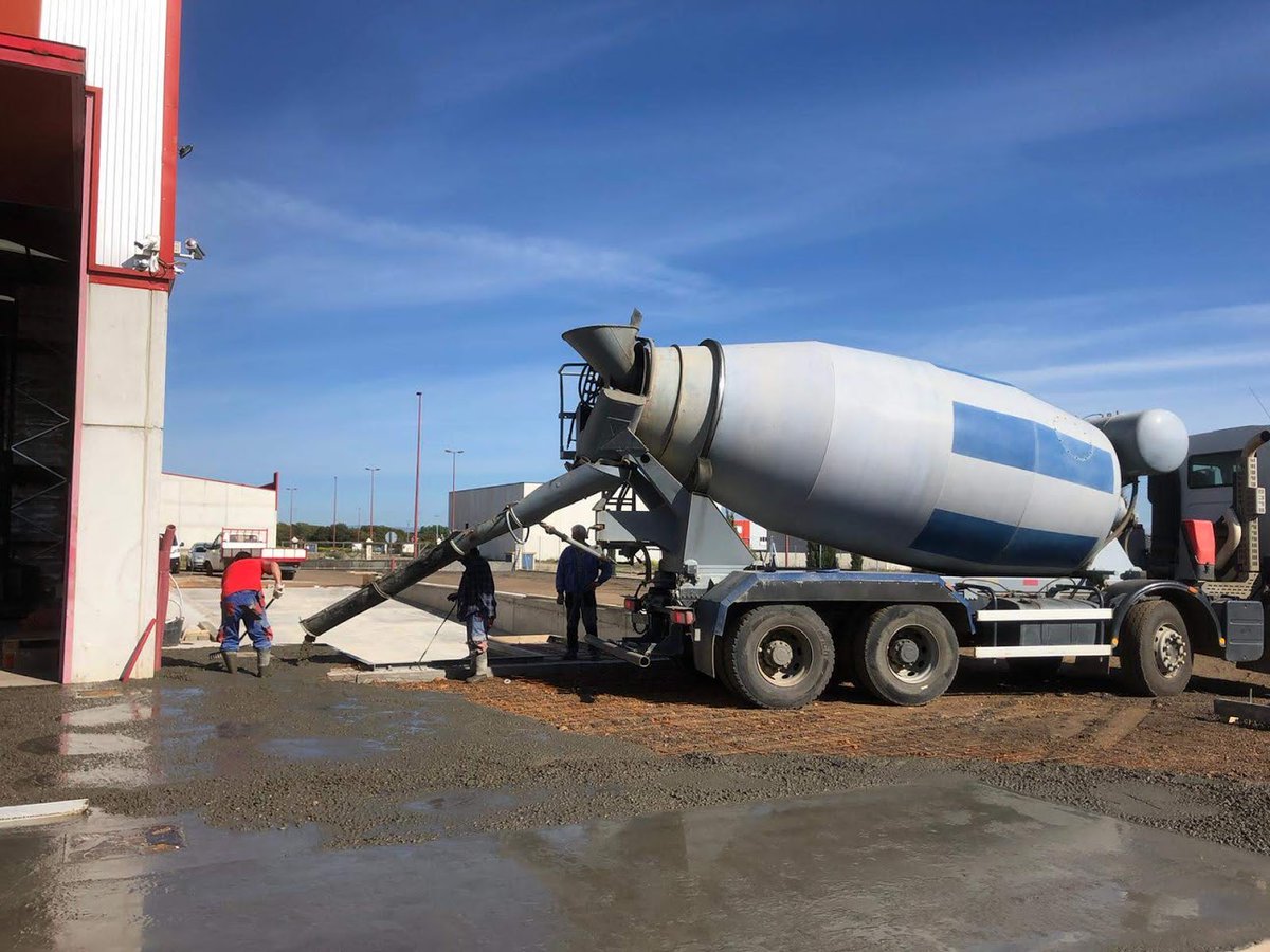 RORlogistico's tweet photo. Mejora y puesta a punto de nuestra nave en La Bañeza para seguir ofreciendo siempre una solución de calidad a nuestros clientes.
#logsitics #takingthefuture https://t.co/A0vPkMrJdI