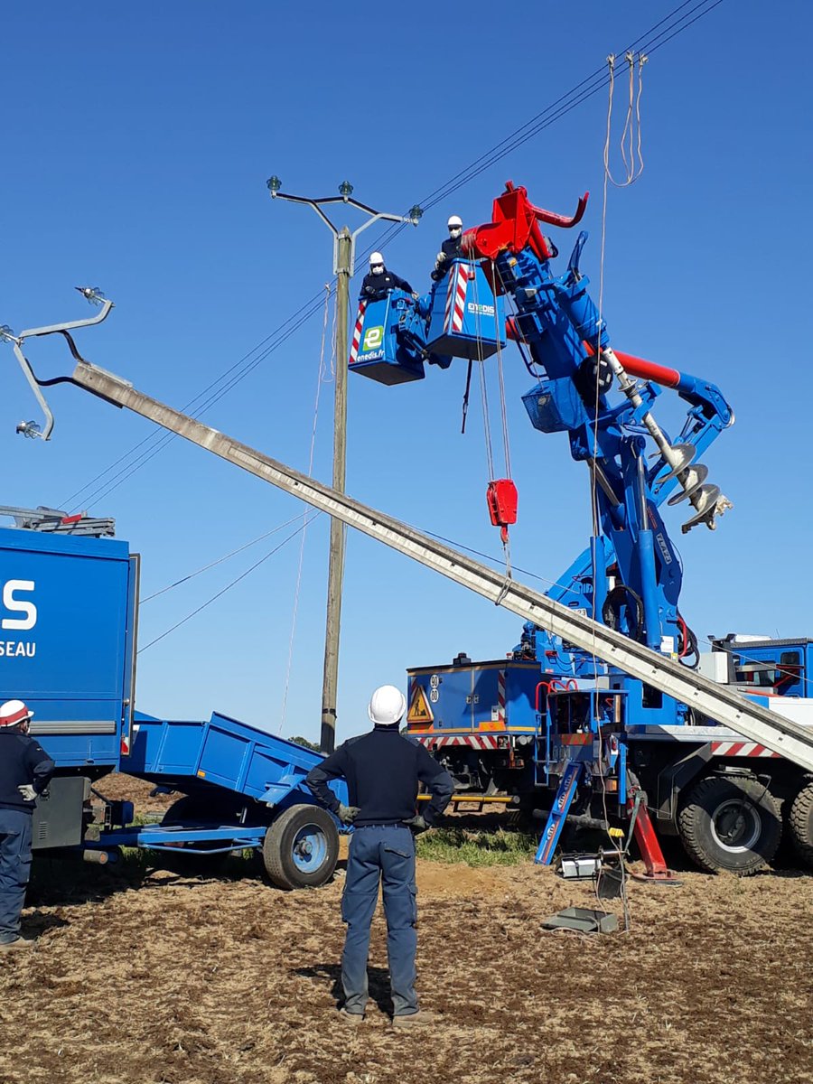 enedis_pdl's tweet photo. Depuis le 11 mai, @enedis reprend progressivement son activité et planifie au mieux ses chantiers 🚧. Aujourd'hui 👉 intervention de nos Travailleurs sous Tension ⚡ et de la base opérationnelle de Mayenne à #Hambers pour le remplacement d'un support bois 2️⃣0️⃣0️⃣0️⃣0️⃣ volts. https://t.co/iVcpTO317g