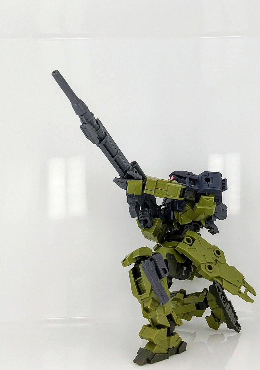 アルト 2 2 乗機はアルト 長距離狙撃仕様 スナイパーライフルの他 サイドアームにサードパーティ製のハンドガンを装備 また機体にマントを装着しているが こちらは実用性よりも前の部隊における共通の装飾の意味合いが強い 30mmマイエース 30mm 30