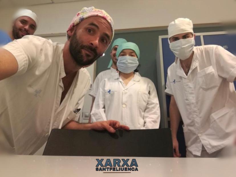 XSantfeliuenca's tweet photo. Aquest és un dels equips portalliteres de L’HOSPITAL MOISÈS BROGGI 🏥
Amb els barrets que les cosidores de la @XSantfeliuenca han confeccionat amb molta solidaritat🌈
🙌🏼 Gràcies per la gran feina que feu!Ànims💪🏼
#xarxasantfeliuenca #mascaretessolidàries #voluntaris #covid19 https://t.co/O64B5gyu5z