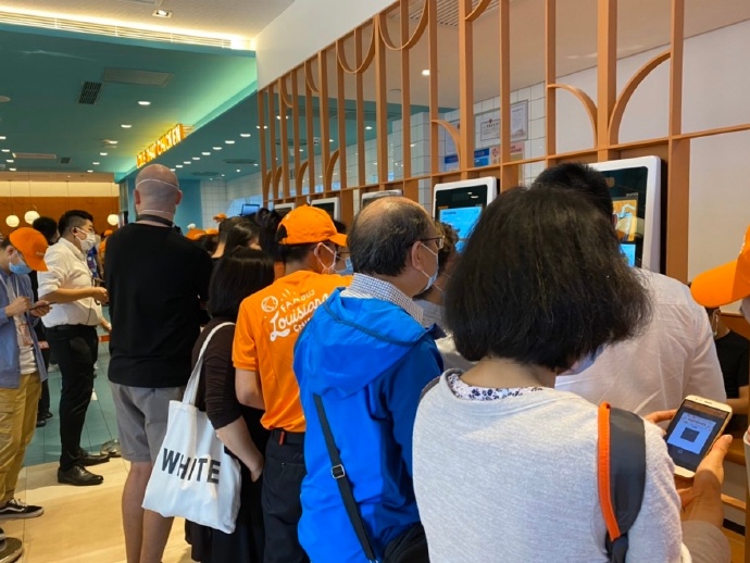 sunmitech's tweet photo. Grand opening, the Flagship store of @PopeyesChicken  in Shanghai, China! lots of fans line up early in the morning. A line of Kiosks, SUNMI K2 Show up in the store for the first time, providing the store with the ability of self-ordering, membership management and marketing. https://t.co/30YVFDbX1X