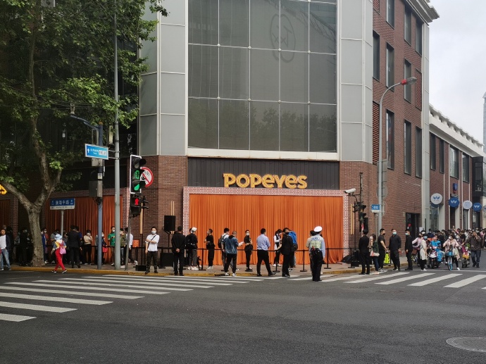 sunmitech's tweet photo. Grand opening, the Flagship store of @PopeyesChicken  in Shanghai, China! lots of fans line up early in the morning. A line of Kiosks, SUNMI K2 Show up in the store for the first time, providing the store with the ability of self-ordering, membership management and marketing. https://t.co/30YVFDbX1X