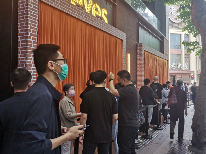 sunmitech's tweet photo. Grand opening, the Flagship store of @PopeyesChicken  in Shanghai, China! lots of fans line up early in the morning. A line of Kiosks, SUNMI K2 Show up in the store for the first time, providing the store with the ability of self-ordering, membership management and marketing. https://t.co/30YVFDbX1X