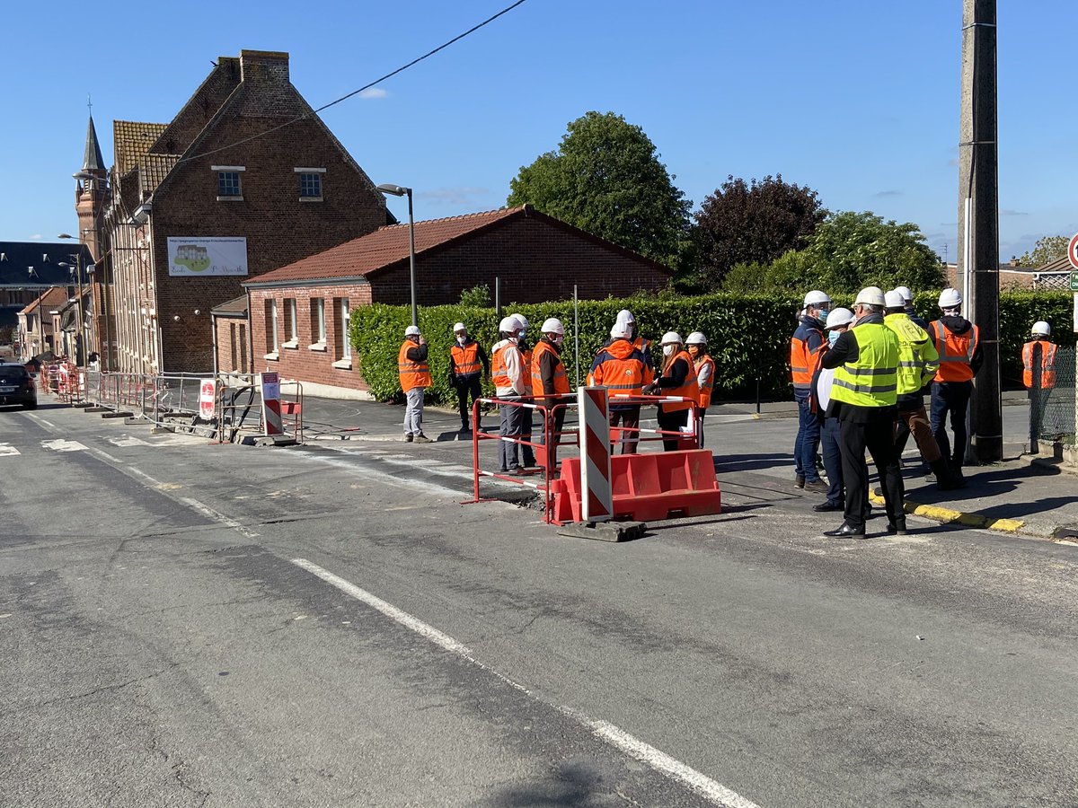 EnergieFlandre's tweet photo. En direct - visite d’un chantier sur le réseau de distribution publique d’#electricité à #Meteren en présence de @stephaneledez et #MichelDecool président du @siecf. Un chantier prioritaire du nouveau contrat de concession @enedis_npdc @fnccr @siecf #servicepublic #Flandre https://t.co/j91FyleRwf