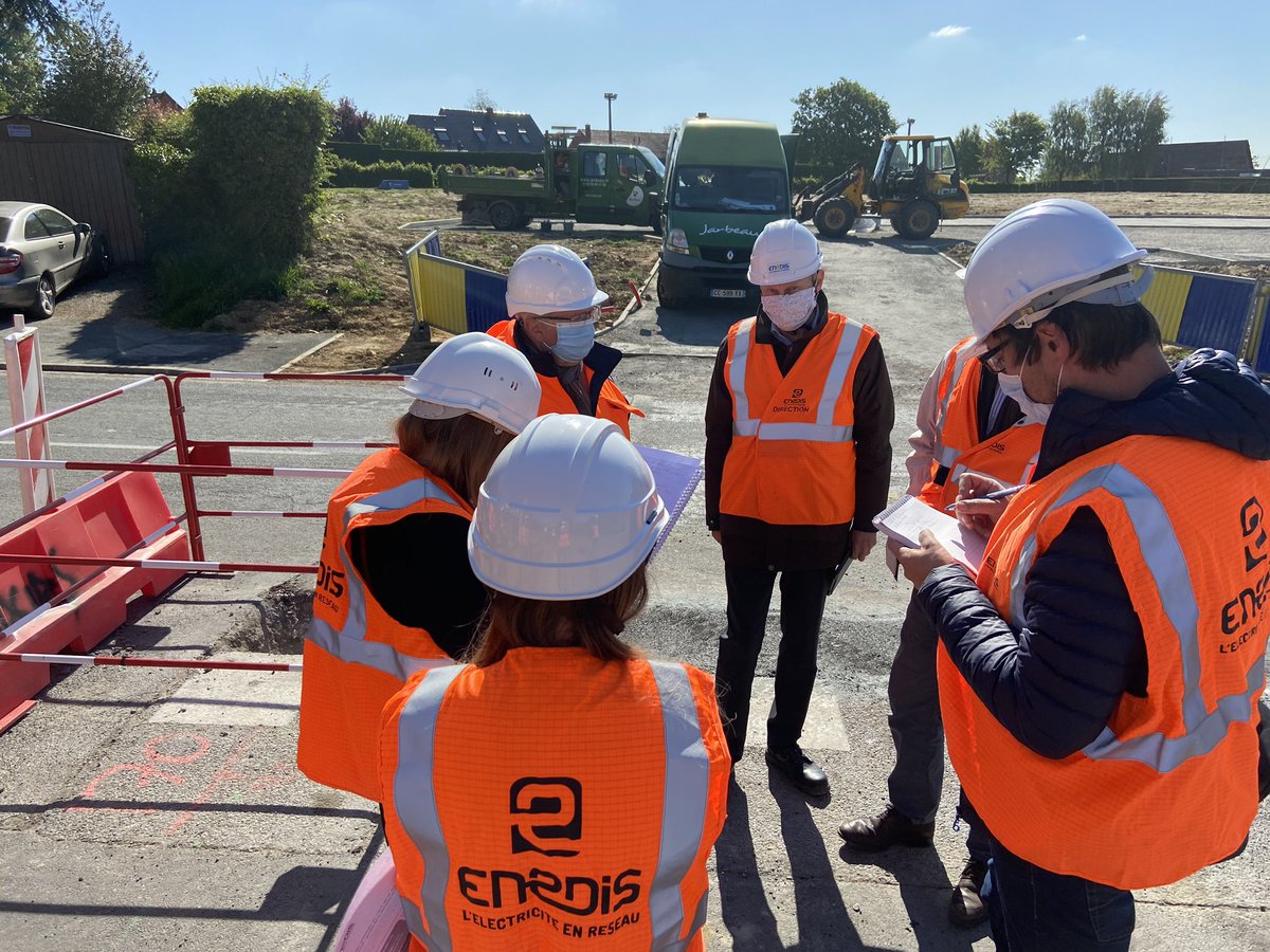 EnergieFlandre's tweet photo. En direct - visite d’un chantier sur le réseau de distribution publique d’#electricité à #Meteren en présence de @stephaneledez et #MichelDecool président du @siecf. Un chantier prioritaire du nouveau contrat de concession @enedis_npdc @fnccr @siecf #servicepublic #Flandre https://t.co/j91FyleRwf